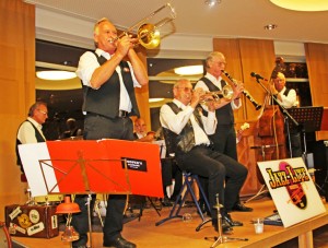 Jazz-Lite Orchestra aus Hoisdorf, das dem Marstall regelmäßig Geld einspielt