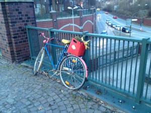 Schrottrad auf der Brücke