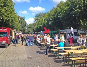 Essen auf Rädern und Lilliveeh (Pfeil) beim Recherchieren